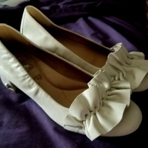 Uggs ruffled shoes SIZE 6 Never worn